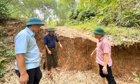 Ngọn đồi ở Thanh Hóa có vết nứt kéo dài 1.000m, hàng chục hộ dân phải di dời
