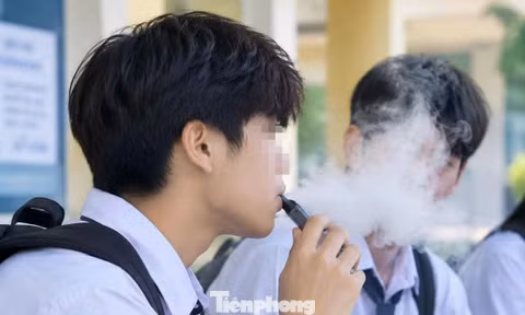 Học sinh hút thuốc lá điện tử: Từ tò mò dùng thử đến thói quen khó bỏ