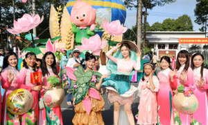 4 ngày Lễ hội sen Đồng Tháp thu hút nửa triệu khách 