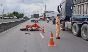 Tông đuôi xe tải trên Quốc lộ 1, người lái xe máy tử vong tại chỗ