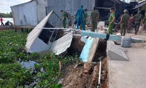 Sạt lở cuốn trôi 3 căn nhà xuống sông, thiệt hại hơn 1,7 tỷ đồng