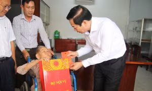 Bộ trưởng Bộ Nội vụ thăm, tặng quà tết tại An Giang