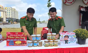 Công an An Giang trổ tài gói bánh chưng, trang trí gian hàng đón Tết