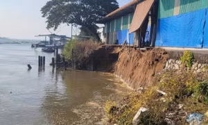 Sạt lở bờ sông Hậu dài 50m, khoét sâu 15m