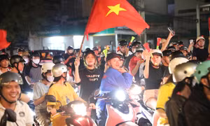 Cần Thơ rợp cờ hoa ăn mừng chiến thắng