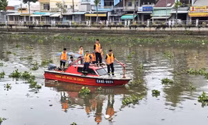 Thách nhau bơi qua sông sau cuộc nhậu, một người mất tích