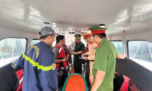 Công an kiểm tra các tàu du lịch ở Phú Quốc 
