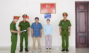 Khởi tố cặp vợ chồng sản xuất, buôn bán nước hoa giả thương hiệu nổi tiếng