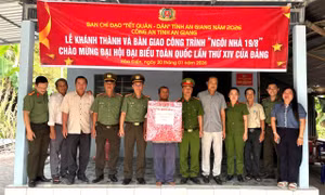 Công an An Giang bàn giao 2 nhà tình nghĩa cho hộ nghèo