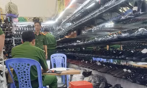 Chủ cửa hàng ở Cần Thơ bị khởi tố vì bán giày, dép giả nhãn hiệu nổi tiếng