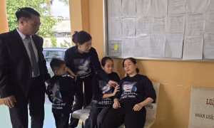 Xét xử tài xế xe tải vụ nữ sinh 14 tuổi tử vong: Mẹ nạn nhân đứng không vững, rời phòng xử