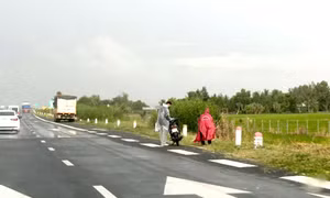 Bất chấp nguy hiểm, xe máy ‘xé rào’ vào cao tốc Lộ Tẻ - Rạch Sỏi