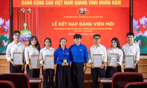 6 sinh viên được kết nạp Đảng đúng ngày sinh nhật Đoàn