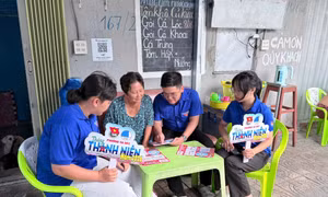 Màu áo xanh tới từng nhà tuyên truyền bầu cử