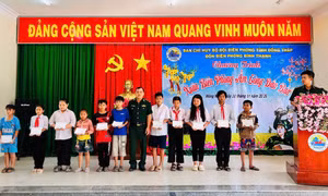 Bộ đội Biên phòng mang hơi ấm đến người dân biên giới vùng sông nước