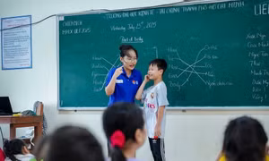 Sinh viên tình nguyện giúp học sinh vùng sâu nhận diện thông tin xấu độc