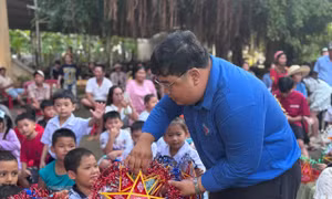 Thủ lĩnh Đoàn dành hai tháng lương mỗi mùa trăng cho trẻ em vùng khó
