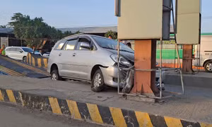 Ô tô chở 6 người mất lái đâm trạm thu phí cao tốc TPHCM - Trung Lương