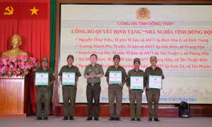 Công an xã và lực lượng bảo vệ an ninh trật tự xúc động nhận nhà nghĩa tình đồng đội