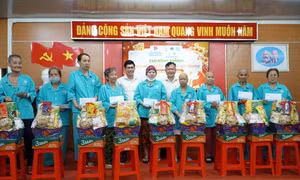 Bạn trẻ mang Tết đến bệnh nhân ung thư tại Cần Thơ