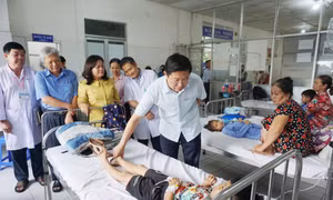 Vụ nghi ngộ độc sau bữa trưa ở trường học: Ca nhập viện lên 69, bộ và tỉnh chỉ đạo khẩn