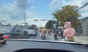 CSGT Đồng Tháp dùng xe đặc chủng mở đường cứu bệnh nhân giữa dòng xe ùn tắc