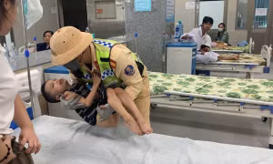 CSGT dùng xe đặc chủng chở cấp cứu bé trai nguy kịch trên cao tốc