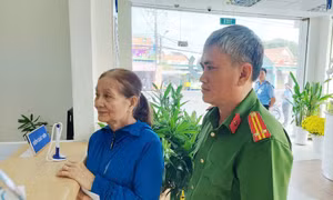 Cụ bà ‘hốt hoảng’ khi nhận 2 tỷ đồng từ tài khoản lạ
