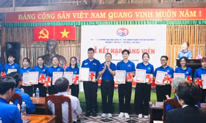14 sinh viên tình nguyện được kết nạp Đảng tại mặt trận Đồng Tháp