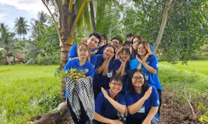 Sinh viên tình nguyện giúp người dân làm đường nông thôn