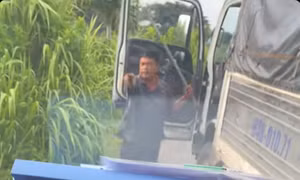 Làm rõ clip tài xế dùng hung khí đánh người do vượt xe không được