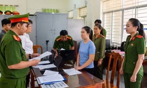 Nguyễn Thị Yến Thu cùng chồng lừa đảo gần 15 tỷ đồng qua việc mượn tiền để đáo hạn ngân hàng nhưng không trả đúng hẹn.