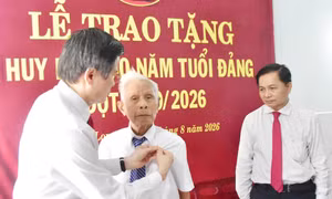 Trao Huy hiệu 80 năm tuổi Đảng cho hai đảng viên lão thành ở Vĩnh Long