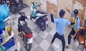 Cự cãi lúc dắt xe, bảo vệ quán hải sản bị đồng nghiệp đâm tử vong