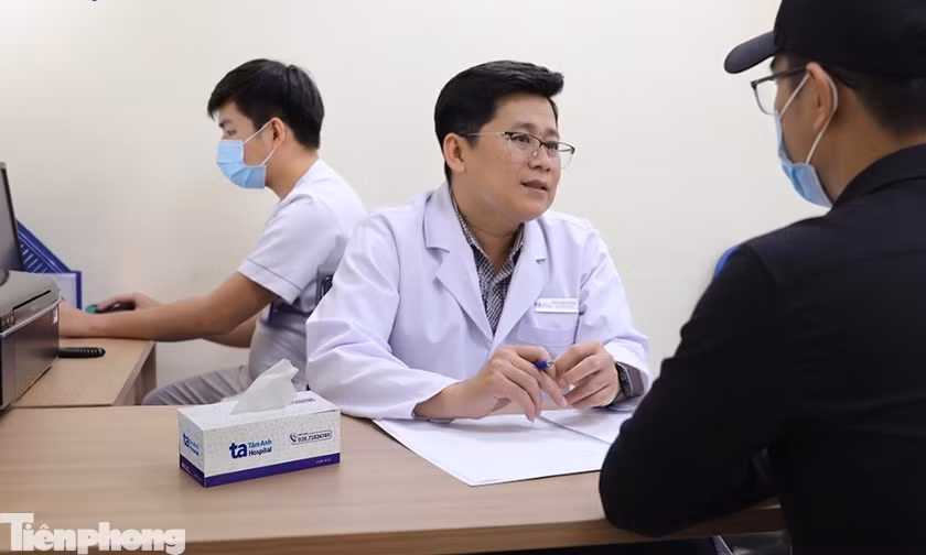 BS.CKII Dương Quang Huy, Trưởng Đơn vị Nam học tư vấn cho bệnh nhân H. 