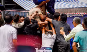 Trai vùng biển leo cột mỡ trong lễ hội Nghinh Ông Cần Giờ