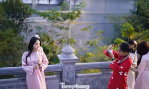 Chụp ảnh áo dài 'đậm chất điện ảnh' ở tu viện Vĩnh Nghiêm