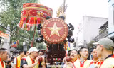 Pháo được mang ra khỏi nhà truyền thống rước ra đình làng Đồng Kỵ