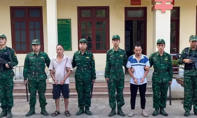 Lực lượng chức năng bắt giữ các đối tượng.