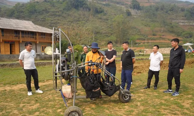 Đoàn công tác kiểm tra hoạt động dù lượn của Công ty TNHH Du lịch Thể thao Mây tại xã Tả Van.