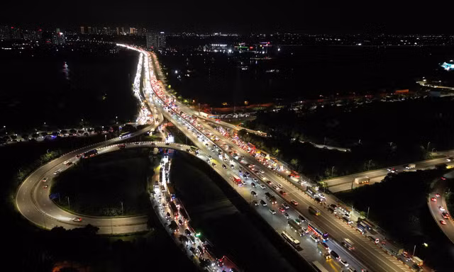 Đêm 28/8, dòng xe rời Hà Nội vẫn nối dài ở cửa ngõ phía Nam