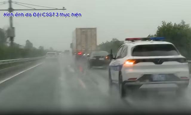 VIDEO: CSGT thị phạm 'làn đường vượt xe' trên cao tốc