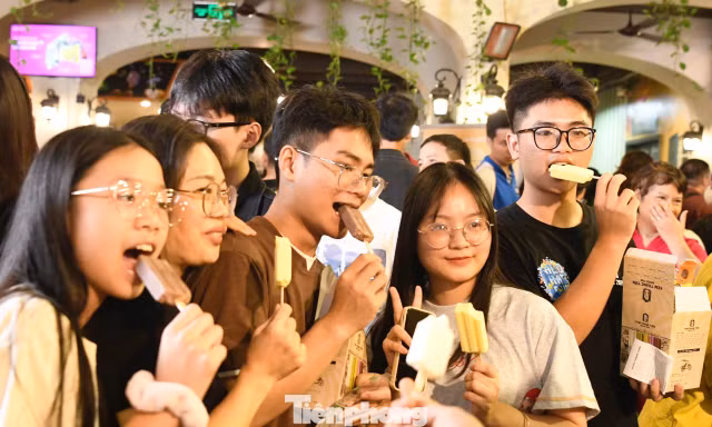 Đội mưa đến check-in lần cuối ở kem Tràng Tiền