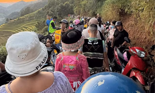 Du khách ùn ùn đổ về Mù Cang Chải 