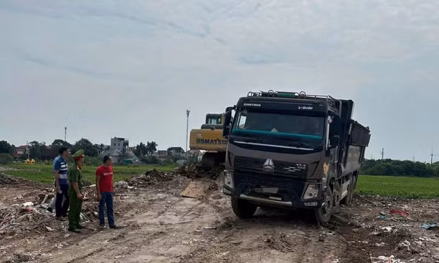 Hà Nội: Khởi tố giám đốc công ty vận tải đổ trộm hơn 4.500 tấn chất thải xây dựng