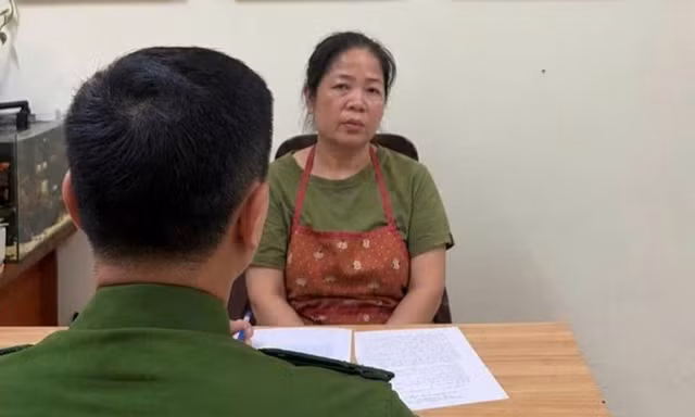 Hà Nội: Khởi tố, bắt tạm giam một phụ nữ có hành vi chửi bới, đổ chất thải chắn lối đi chung