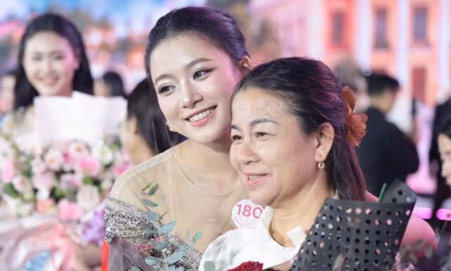 Phụ huynh nói con gái thi Hoa hậu Việt Nam như học 'cao học'