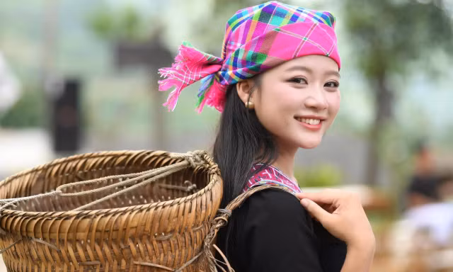 Thí sinh Hoa hậu Việt Nam đội khăn, mặc váy thổ cẩm của người Mông