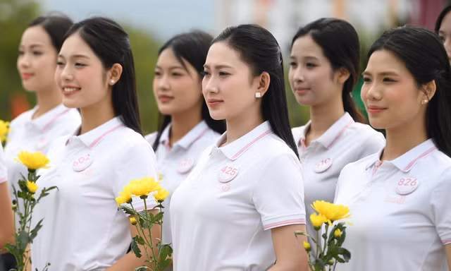 53 thí sinh Hoa hậu Việt Nam dâng hoa trước Tượng đài Bác Hồ