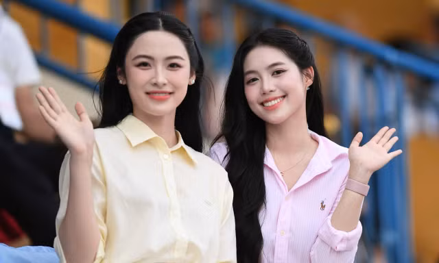 Á hậu Châu Anh, Vân Nhi và dàn người đẹp trên khán đài Siêu cúp Quốc gia